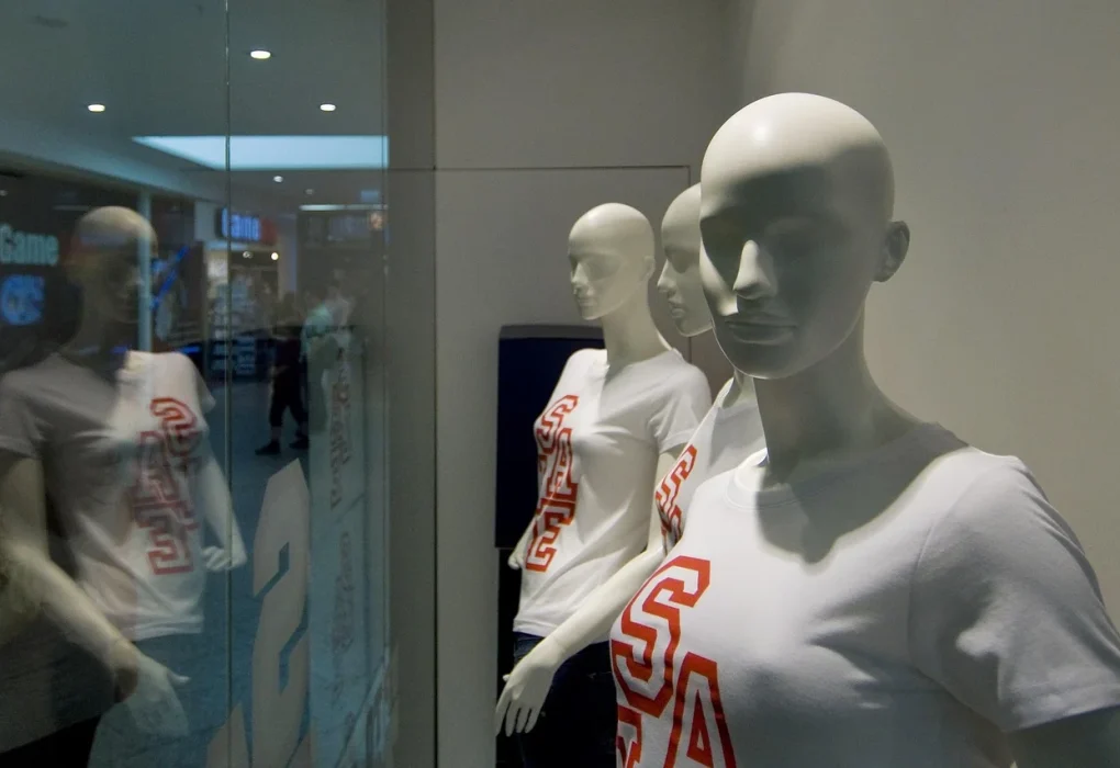 Revoluția în industria modei: Cum influențează sustenabilitatea marile branduri?